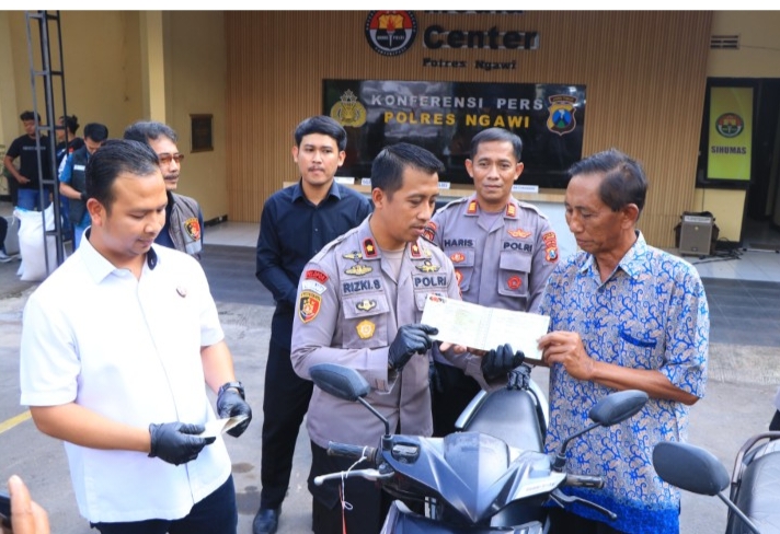 Wakapolres Ngawi Kompol Rizki Santoso, S.I.K yang didampingi Kasatreskrim Polres Ngawi AKP Aris Gunadi, S.H secara resmi menyerahkan barang bukti kepada para pemiliknya.