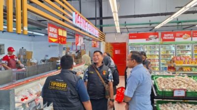 Satgas Pangan Polres Madiun Kota sidak di sejumlah Pasar dan toko memantau ketersediaan stok serta harga Bahan Pokok Penting (Bapokting).