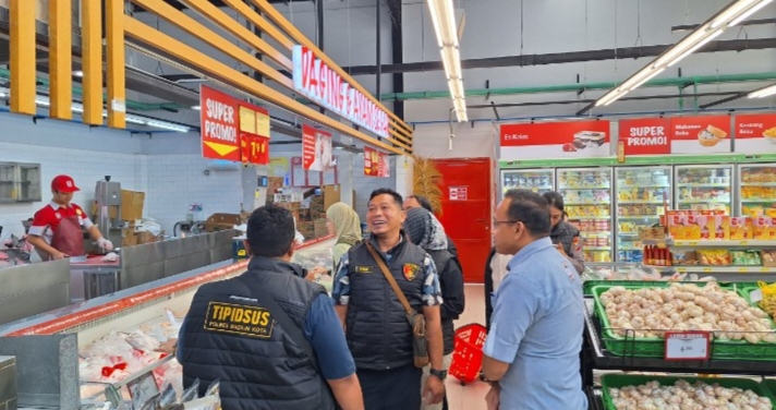 Satgas Pangan Polres Madiun Kota sidak di sejumlah Pasar dan toko memantau ketersediaan stok serta harga Bahan Pokok Penting (Bapokting).