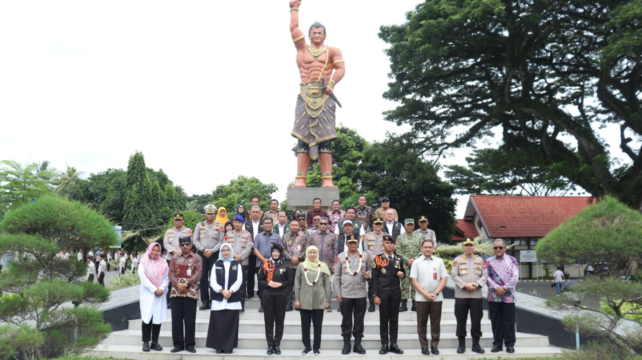 Kapolda Jawa Timur Irjen Pol. Drs. Nanang Avianto, M.Si besama Gubernur Jawa Timur, Khofifah Indar Parawansa