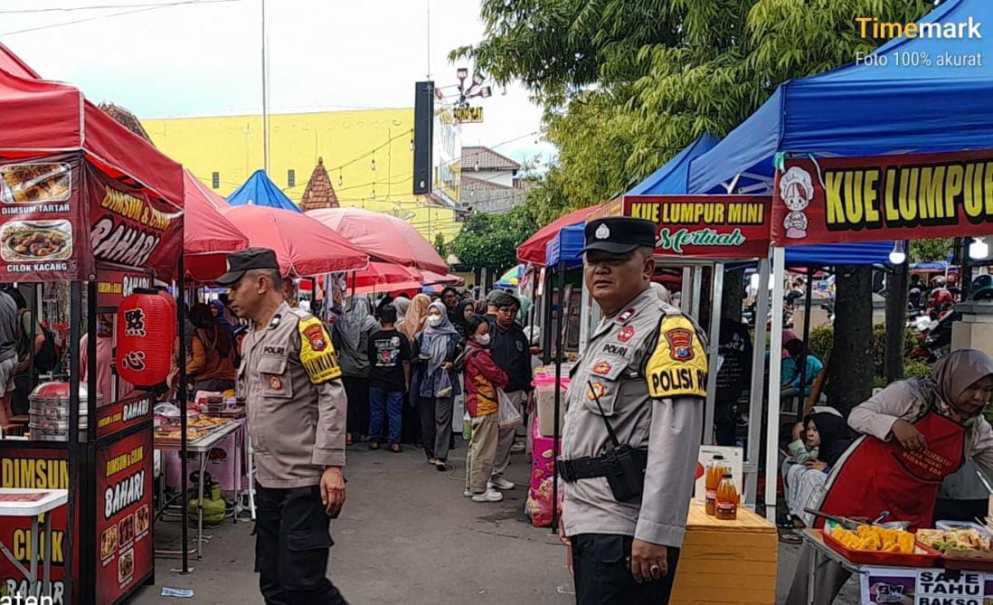 Polres Ngawi Polda Jatim bersama jajaran Polsek meningkatkan kegiatan patroli dan monitoring di sejumlah pasar tradisional