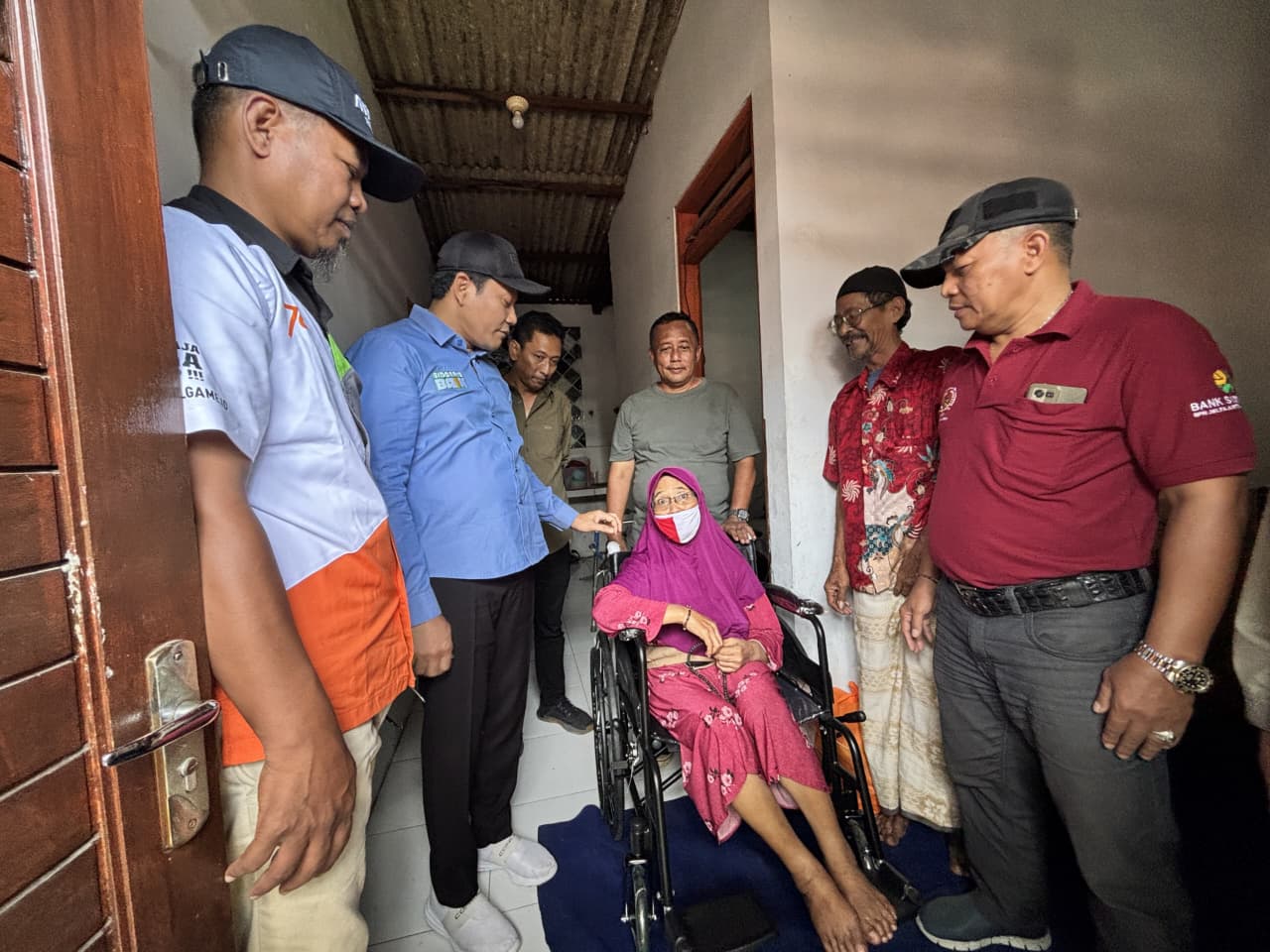 Bupati Subandi Serahkan Bantuan Kursi Roda dan Renovasi RTLH di Krian