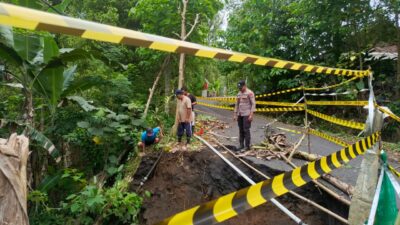 Polres Lumajang Polda Jatim melalui Polsek Tempursari memasang police line dan rambu-rambu peringatan di lokasi tanah longsor