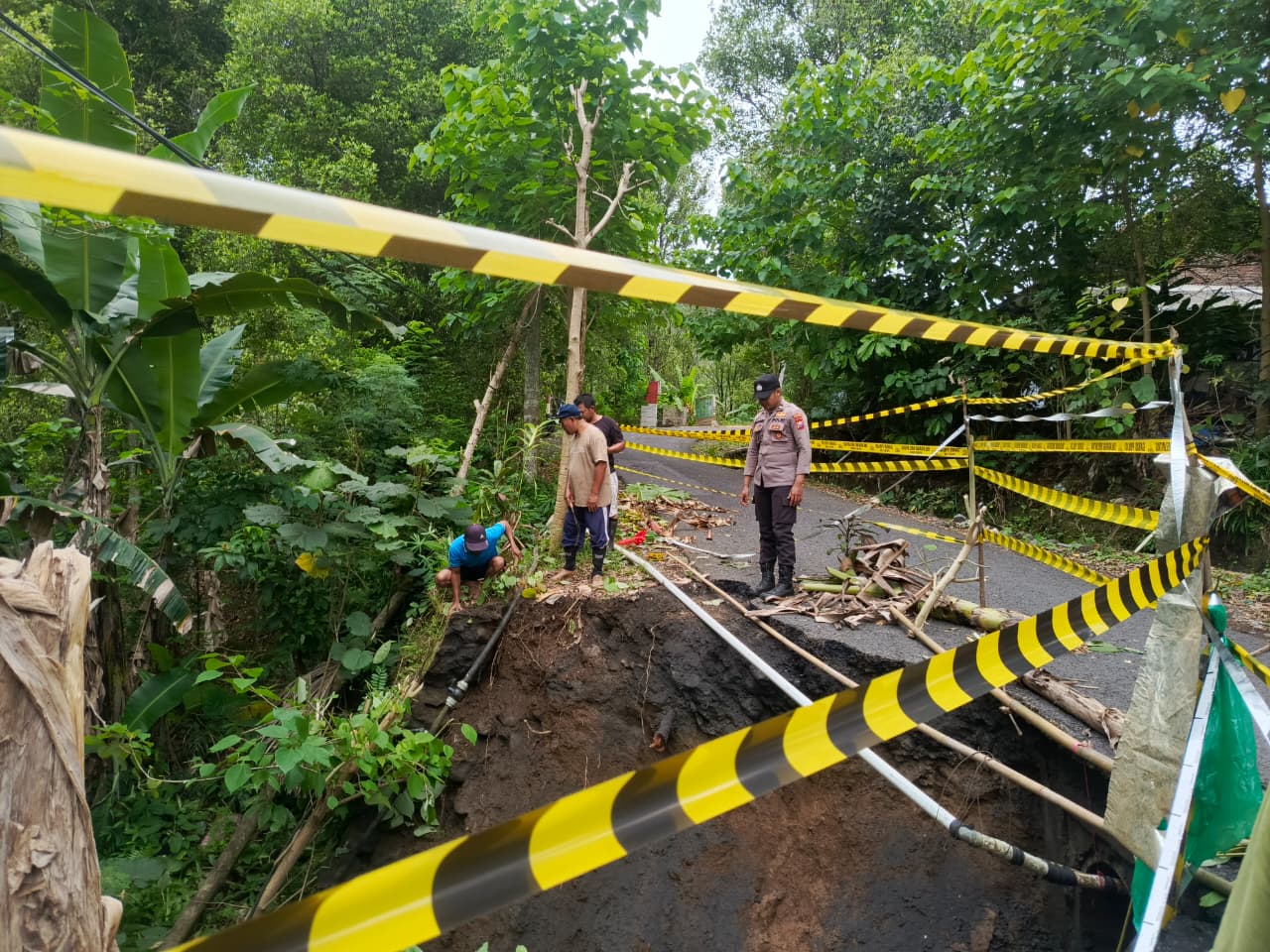 Polres Lumajang Polda Jatim melalui Polsek Tempursari memasang police line dan rambu-rambu peringatan di lokasi tanah longsor