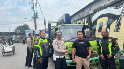 Satlantas Polres Pelabuhan Tanjung Perak menindaklanjuti laporan kriminalitas truk Hino Dutro berwarna hijau Nopol W 8810 NY dilaporkan hilang di Mojokerto