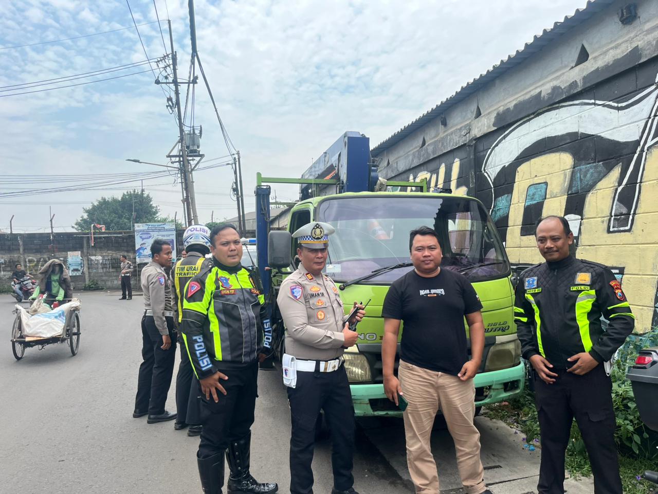 Satlantas Polres Pelabuhan Tanjung Perak menindaklanjuti laporan kriminalitas truk Hino Dutro berwarna hijau Nopol W 8810 NY dilaporkan hilang di Mojokerto