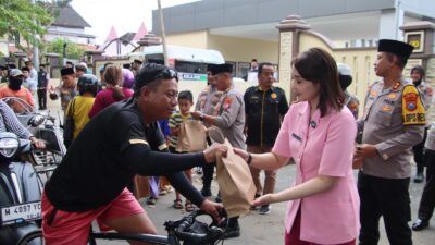 Kapolres Sumenep AKBP Anang Hardiyanto, S.I.K., didampingi Ketua Bhayangkari Cabang Sumenep, serta melibatkan Jasa Raharja dan Dispenda Kabupaten Sumenep.