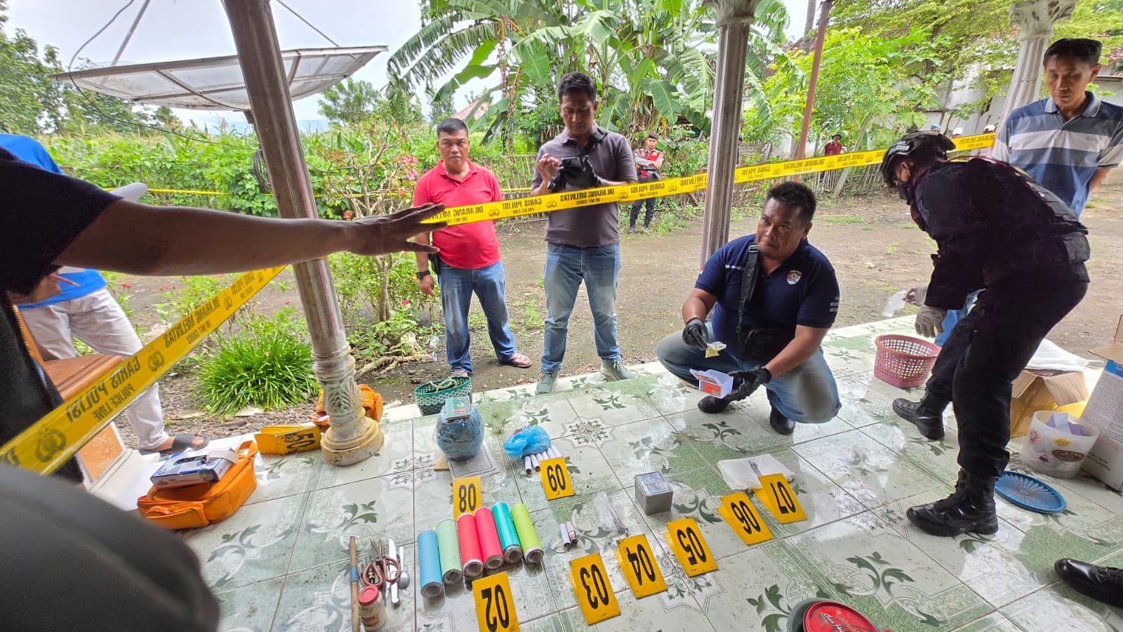 Polres Situbondo Polda Jawa Timur membongkar praktik pembuatan petasan dan penyimpanan bubuk mercon (petasan) dalam jumlah besar