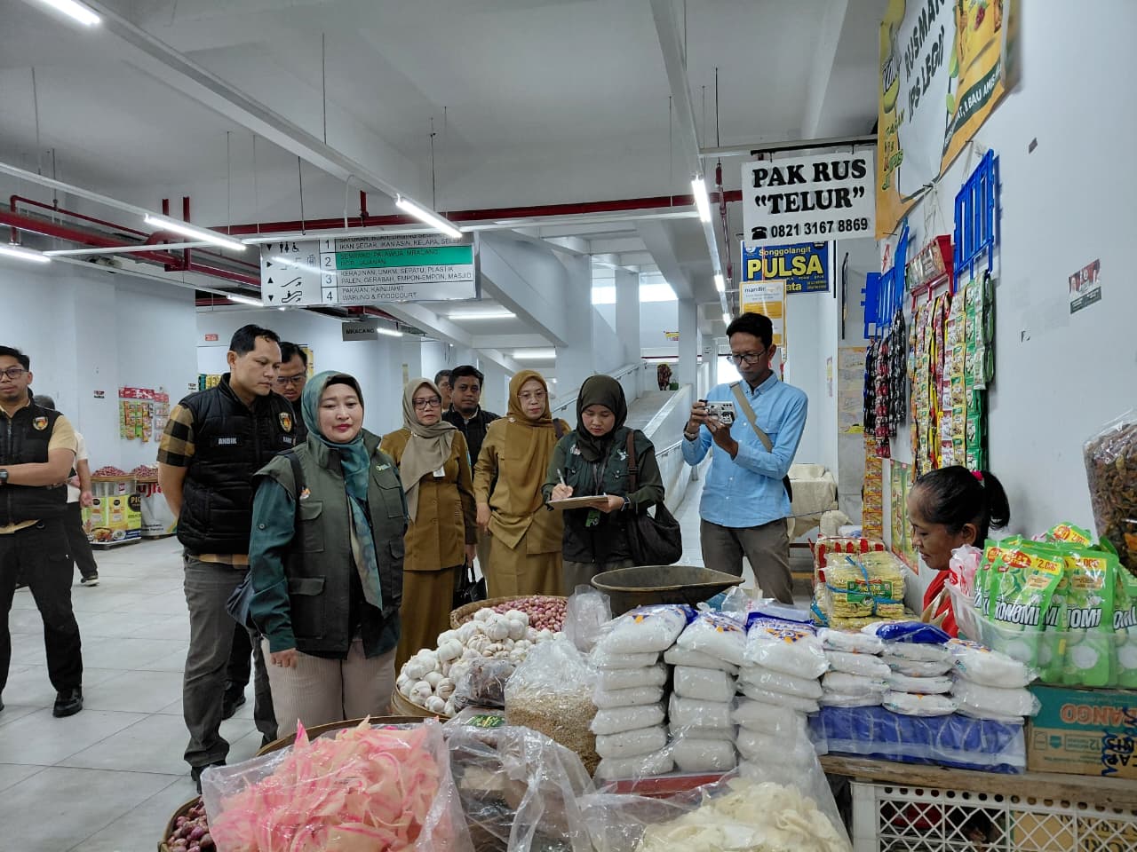 Menjelang Idul Fitri 1447 H, Polres Ponorogo Polda Jatim turun ke sejumlah pasar memastikan stabilitas harga dan ketersediaan bahan pokok
