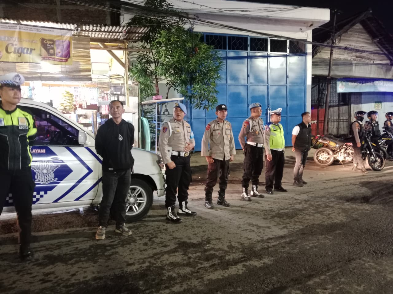 Polres Pelabuhan Tanjung Perak memperketat pengamanan wilayah menerjunkan tim patroli skala besar menyisir titik-titik gangguan kamtibmas