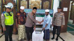 Polsek Semampir, Polres Pelabuhan Tanjung Perak hadir di tengah jamaah bukan untuk urusan kamtibmas semata, melainkan untuk menebar kebaikan melalui pembagian takjil gratis.