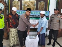Tebar Semangat Berbagi, Polsek Semampir Salurkan Takjil di Masjid Raudhatul Sholihin