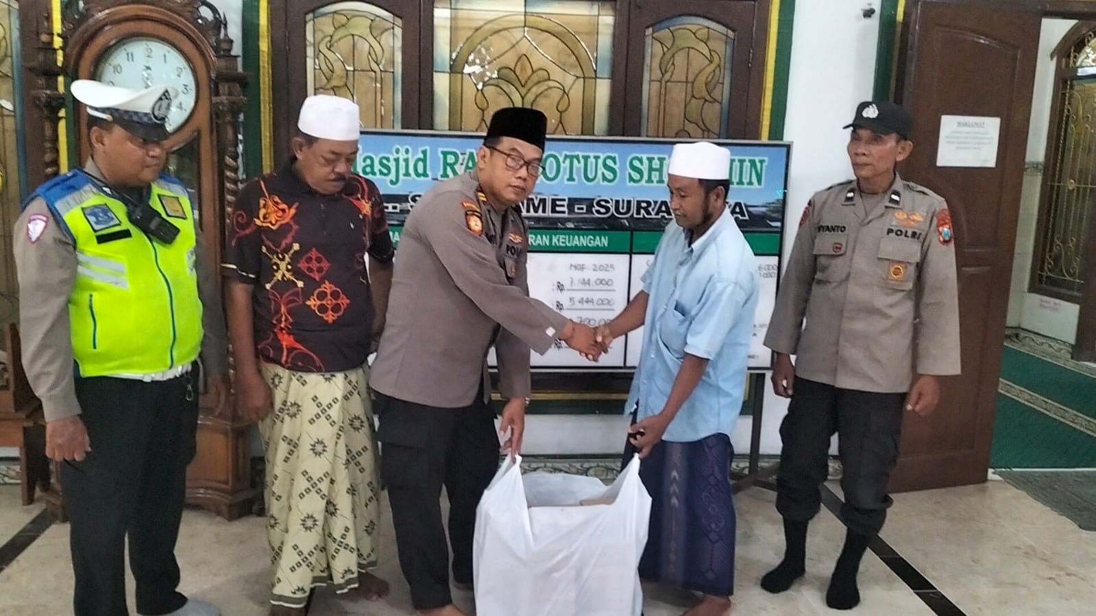 Polsek Semampir, Polres Pelabuhan Tanjung Perak hadir di tengah jamaah bukan untuk urusan kamtibmas semata, melainkan untuk menebar kebaikan melalui pembagian takjil gratis.
