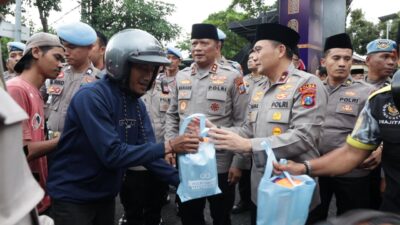 Kapolda Jawa Timur Irjen Pol Drs Nanang Avianto,M.Si bersama Wakapolda Jatim, Brigjen Pol Pasma Royce membagikan ratusan paket takjil