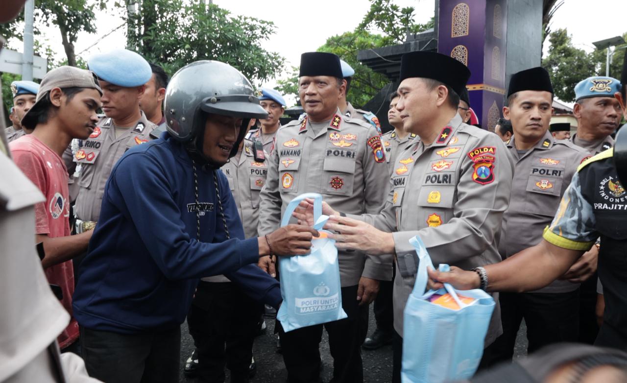 Kapolda Jawa Timur Irjen Pol Drs Nanang Avianto,M.Si bersama Wakapolda Jatim, Brigjen Pol Pasma Royce membagikan ratusan paket takjil