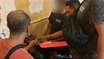 Polres Gresik Polda Jatim berhasil mengungkap kasus peredaran bahan peledak ilegal berupa serbuk petasan