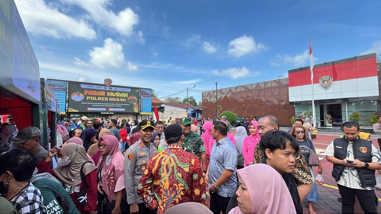 Polres Ngawi Polda Jatim menggelar kegiatan pasar murah bagi masyarakat