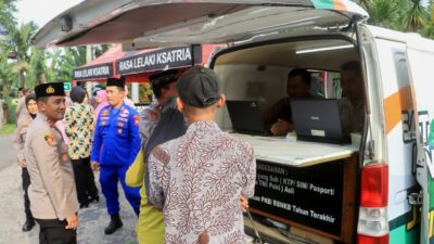 Polres Probolinggo berbagi memberikan pelayanan prima kepada masyarakat. Melalui kegiatan berbagi takjil, petugas layanan Samsat dan Sim