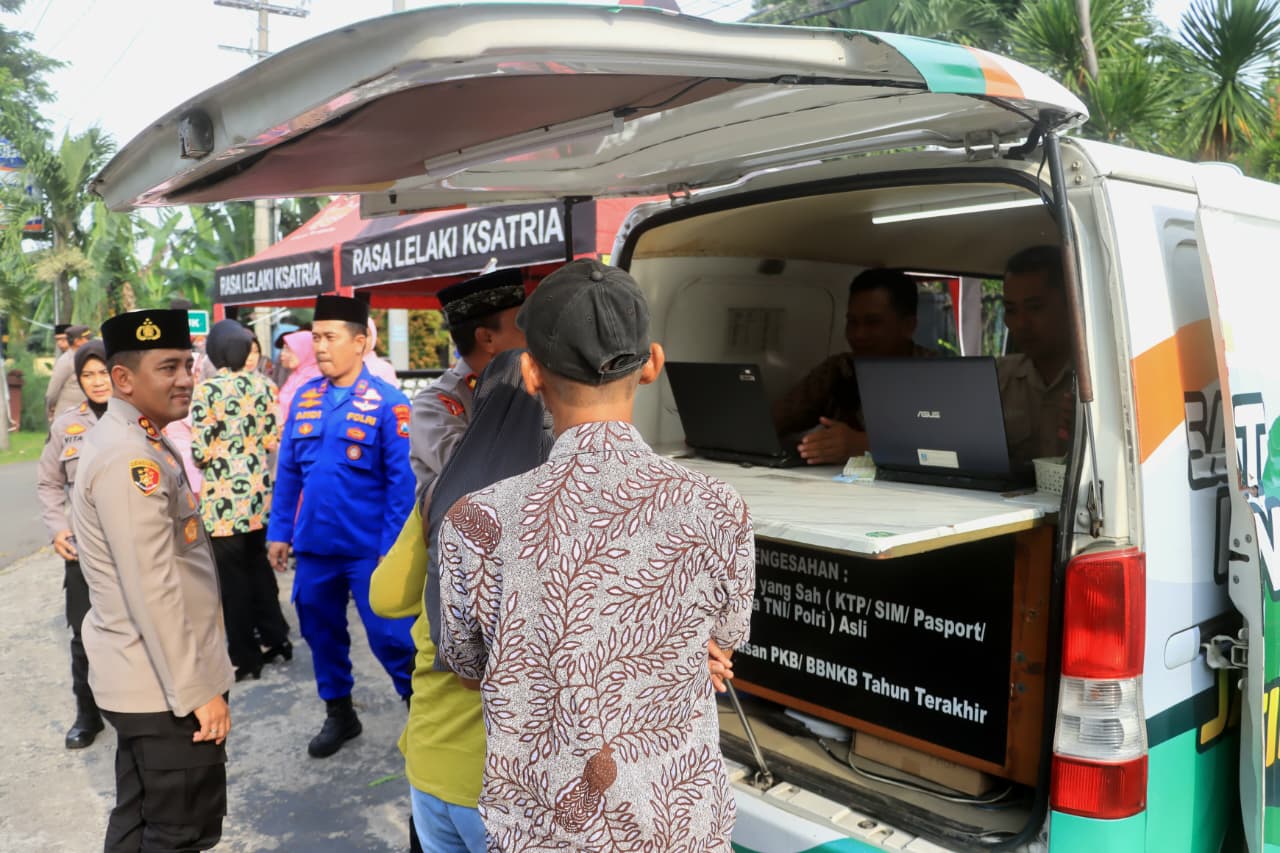 Polres Probolinggo berbagi memberikan pelayanan prima kepada masyarakat. Melalui kegiatan berbagi takjil, petugas layanan Samsat dan Sim