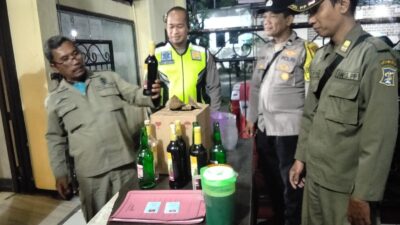 Polsek Kenjeran melalui kegiatan cipta kondisi, petugas melakukan patroli dan pemeriksaan rawan gangguan kamtibmas di wilayah pesisir Kenjeran