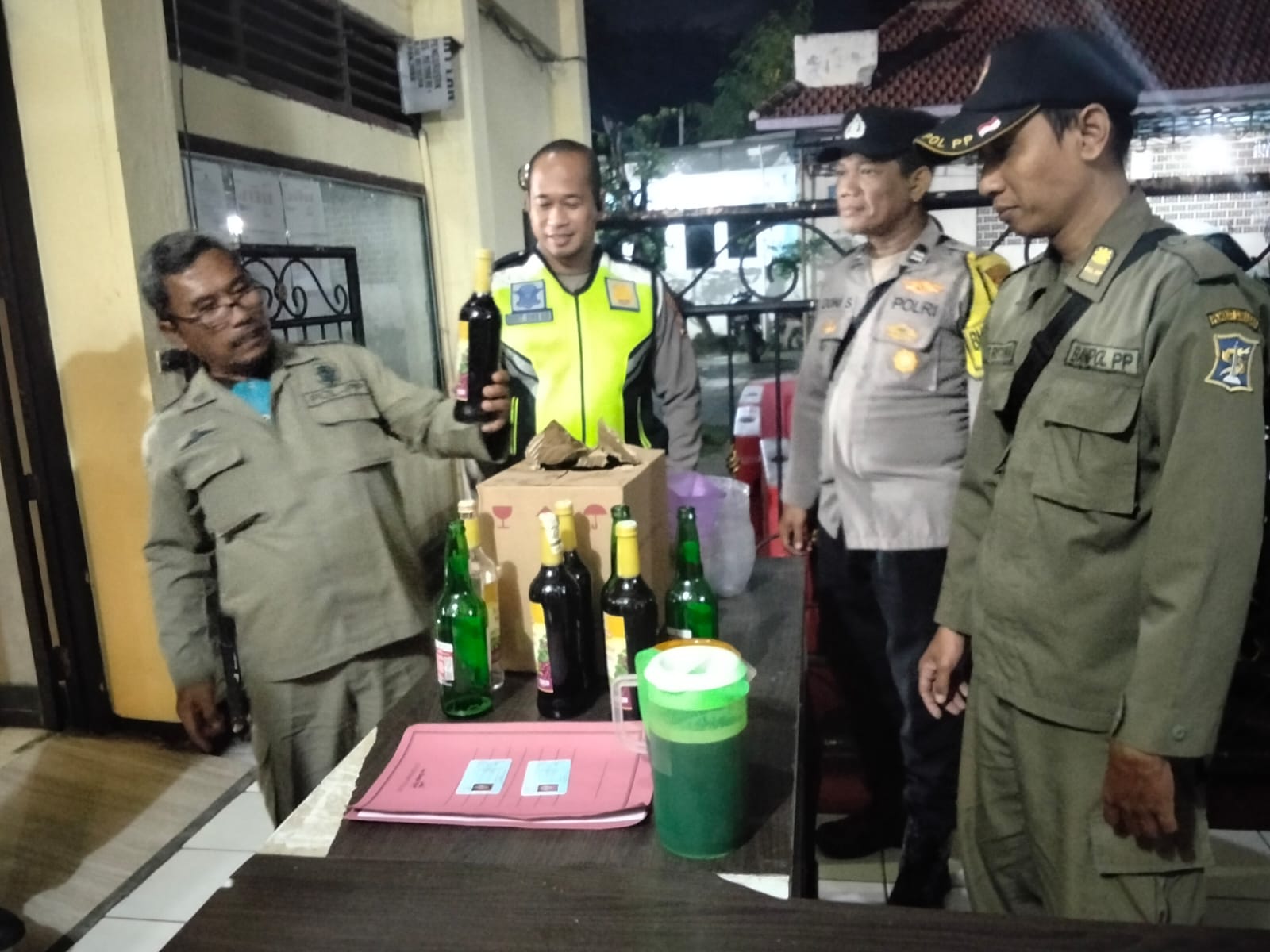 Polsek Kenjeran melalui kegiatan cipta kondisi, petugas melakukan patroli dan pemeriksaan rawan gangguan kamtibmas di wilayah pesisir Kenjeran