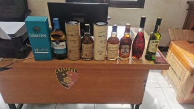Polsek Pakal mengungkap peredaran minuman beralkohol tanpa izin di kawasan Lakarsantri Surabaya