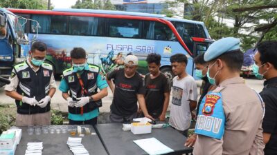 Polres Pelabuhan Tanjung Perak melaksanakan langkah antisipatif dengan melakukan cek urine pada sopir truk dan bus antarpulau