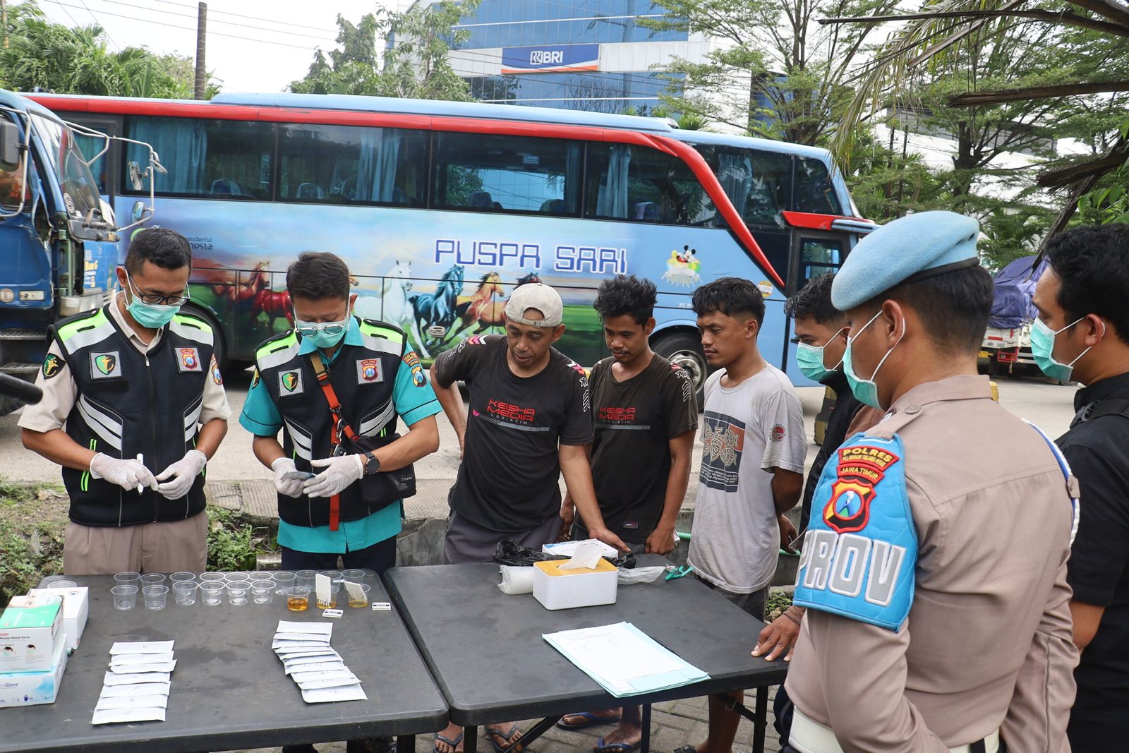 Polres Pelabuhan Tanjung Perak melaksanakan langkah antisipatif dengan melakukan cek urine pada sopir truk dan bus antarpulau
