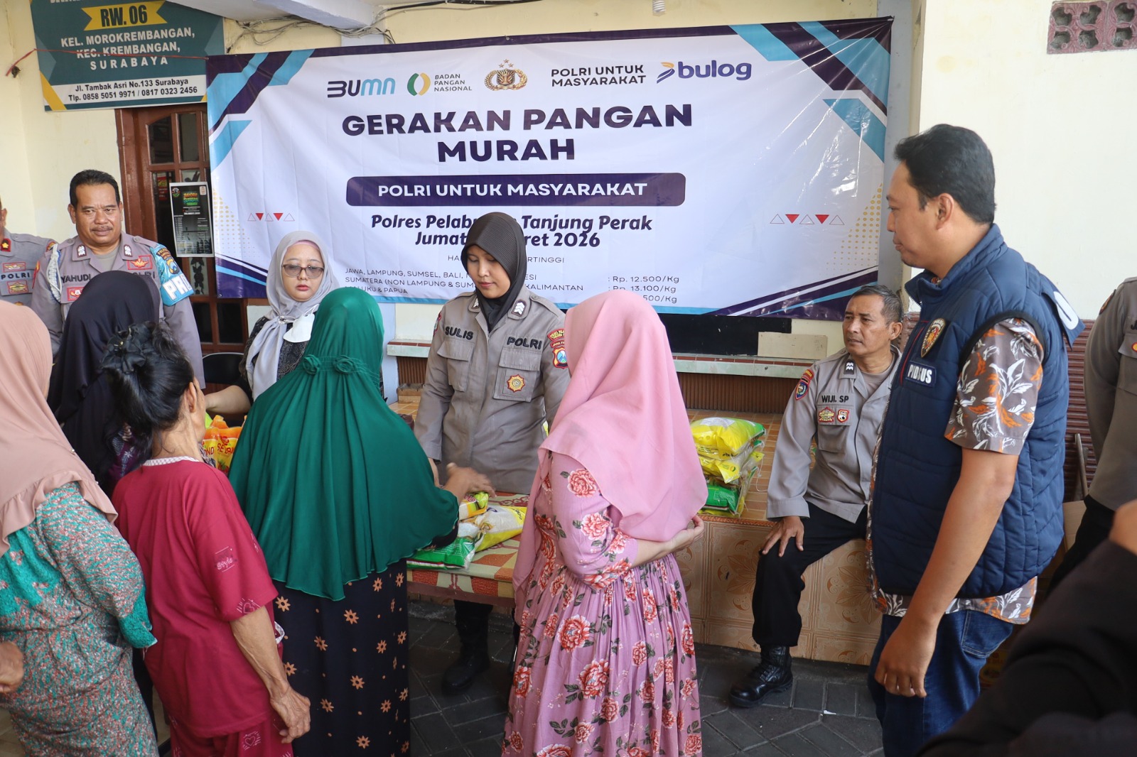 Polres Pelabuhan Tanjung Perak menyelenggarakan Gerakan Pangan Murah (GPM) Kegiatan yang dipusatkan di Balai RW 06 Tambak Asri Surabaya