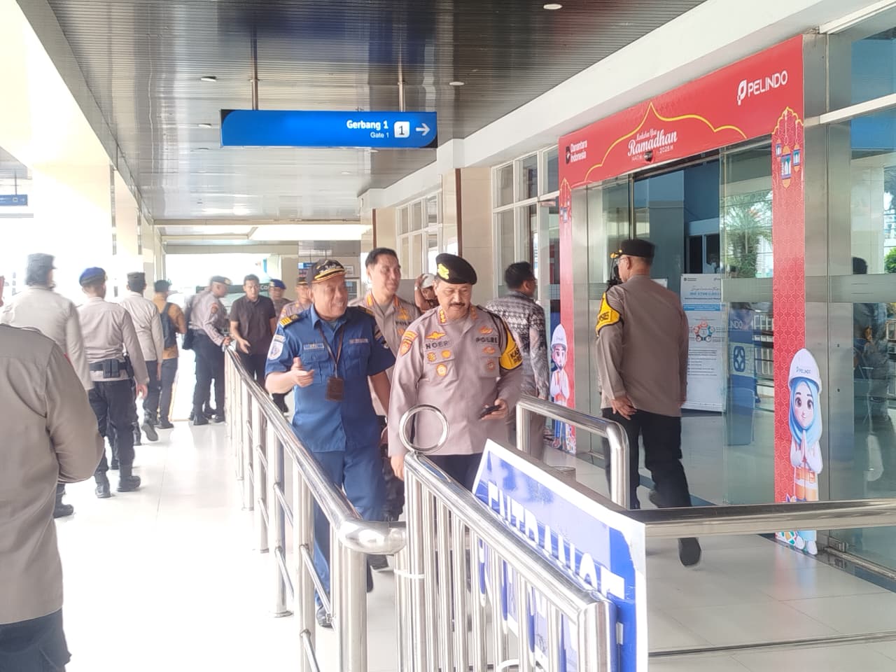 Karoops Polda Jatim, Kombes Pol Nurhandono didampingi oleh Dirsamapta Polda Jatim, Kombes Pol Noerwiyanto, Kabidhumas Polda Jatim, Kombes Pol Jules Abraham Abast serta Kapolres Pelabuhan Tanjung Perak, AKBP Wahyu Hidayat.