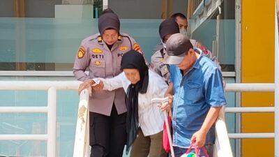 Aksi humanis ditunjukkan dua anggota Polisi Wanita (Polwan) dari Satuan Samapta Polresta Sidoarjo Dua Polwan tersebut, Iptu Susmiati dan Iptu Deti Meivani