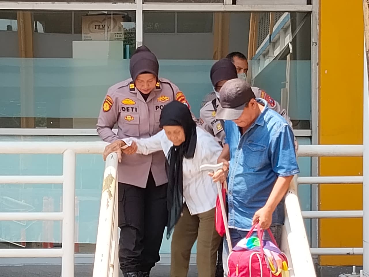 Aksi humanis ditunjukkan dua anggota Polisi Wanita (Polwan) dari Satuan Samapta Polresta Sidoarjo Dua Polwan tersebut, Iptu Susmiati dan Iptu Deti Meivani