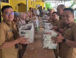 Pererat Silaturahmi di Bulan Ramadan, Staf Kecamatan Burneh Gelar Aksi Tukar Kado ‘Merakyat’
