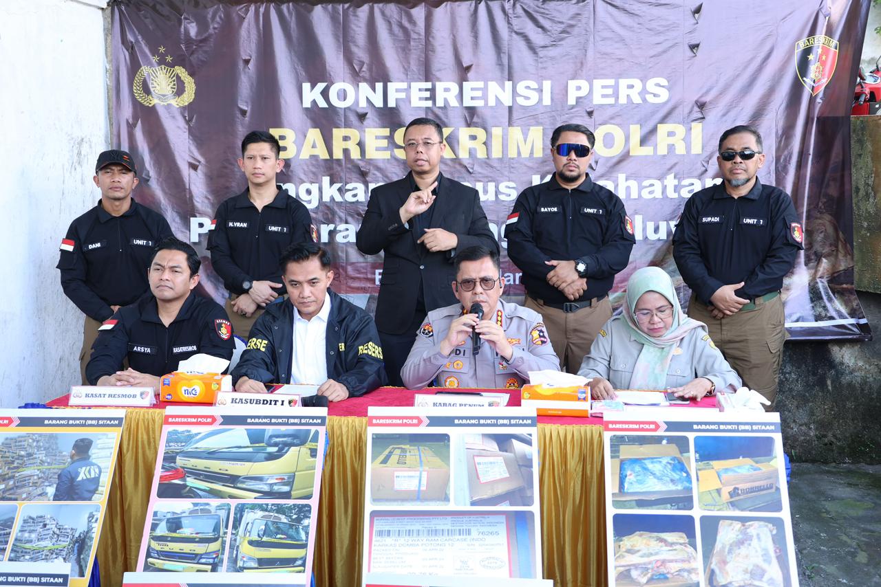 Bareskrim Polri Konferensi pers dihadiri Kabag Penum Divhumas Polri Kombes Pol Erdi A. Chaniago, Kasubdit I Dittipidter Bareskrim Polri Kombes Pol Setyo K. Heriyatno, Kasat Resmob Bareskrim Polri Kombes Pol Teuku Arsya Khadafi, serta Ketua Kelompok Substansi Pengawasan Keamanan Produk Hewan Kementerian Pertanian Drh. Ira Firgorita.