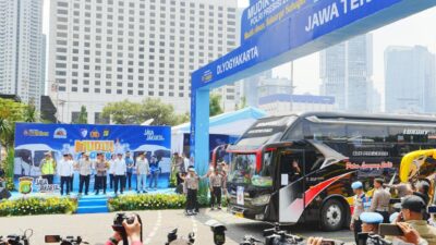 Kapolri Jenderal Listyo Sigit Prabowo memberangkatkan 80 Bus Mudik Gratis Polri Presisi dari Lapangan Polda Metro Jaya