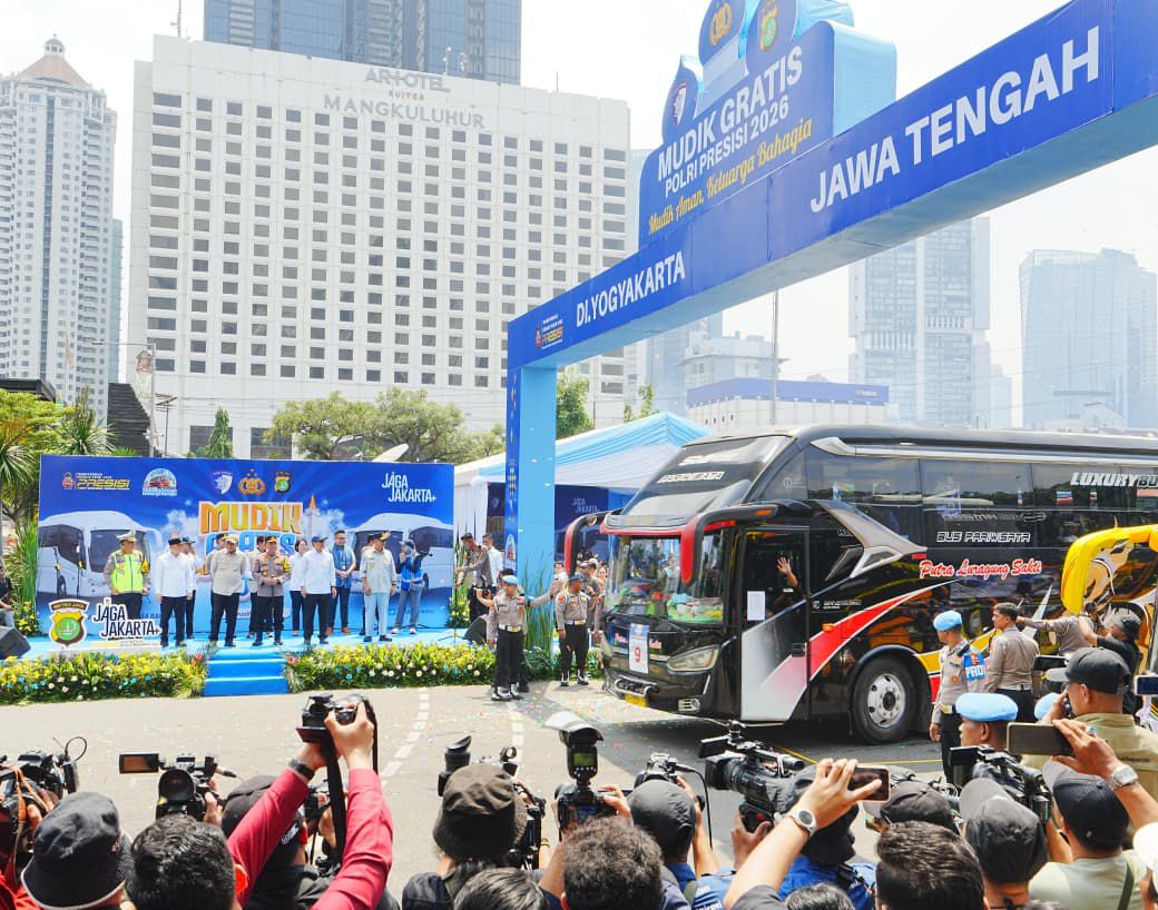 Kapolri Jenderal Listyo Sigit Prabowo memberangkatkan 80 Bus Mudik Gratis Polri Presisi dari Lapangan Polda Metro Jaya