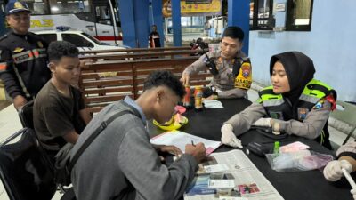 Polda Jawa Timur juga memberikan layanan kesehatan gratis secara mobile bagi pemudik maupun pengemudi khususnya yang sedang antri dibukanya kembali Pelabuhan Ketapang Banyuwangi.