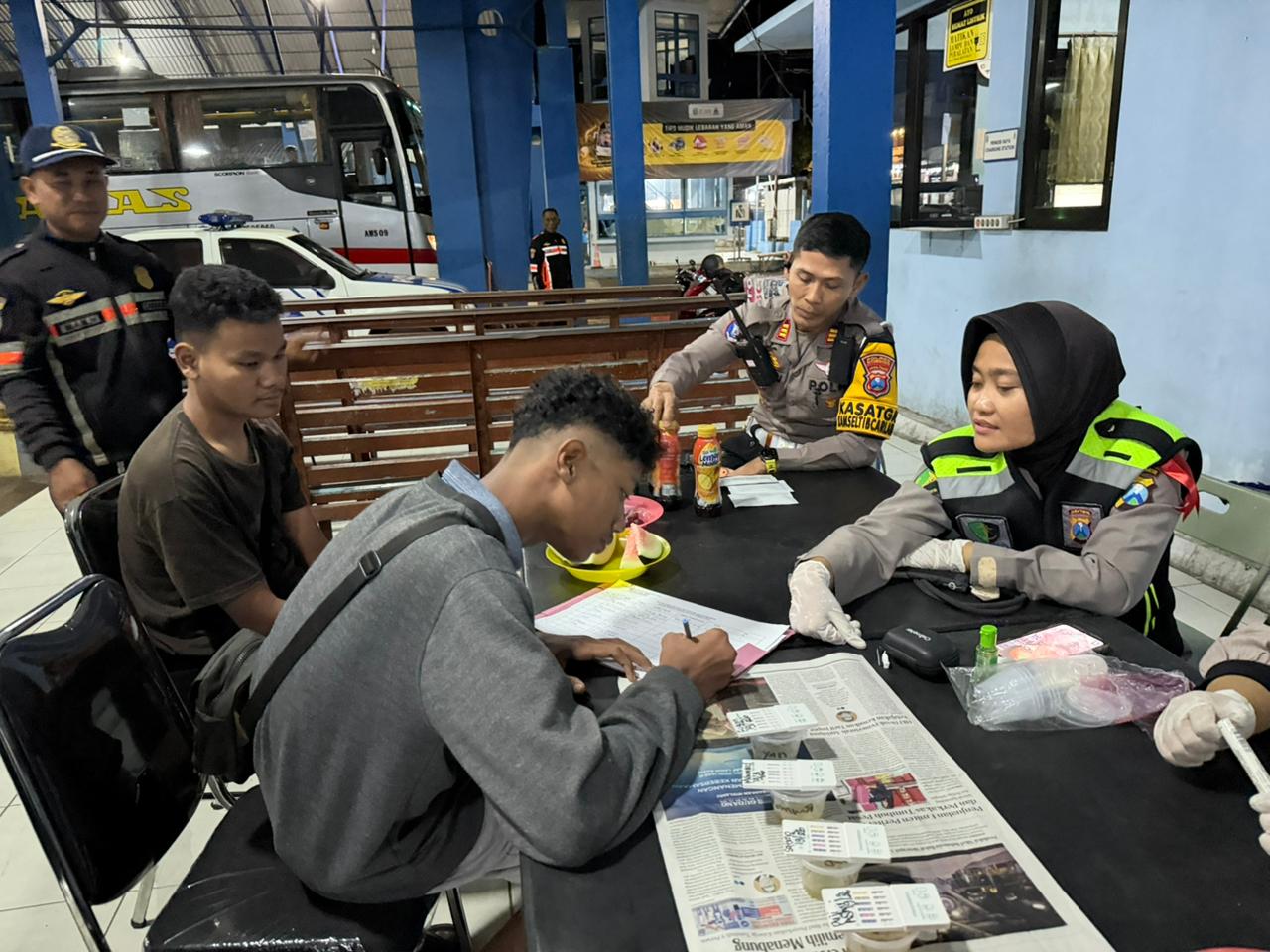 Polda Jawa Timur juga memberikan layanan kesehatan gratis secara mobile bagi pemudik maupun pengemudi khususnya yang sedang antri dibukanya kembali Pelabuhan Ketapang Banyuwangi.