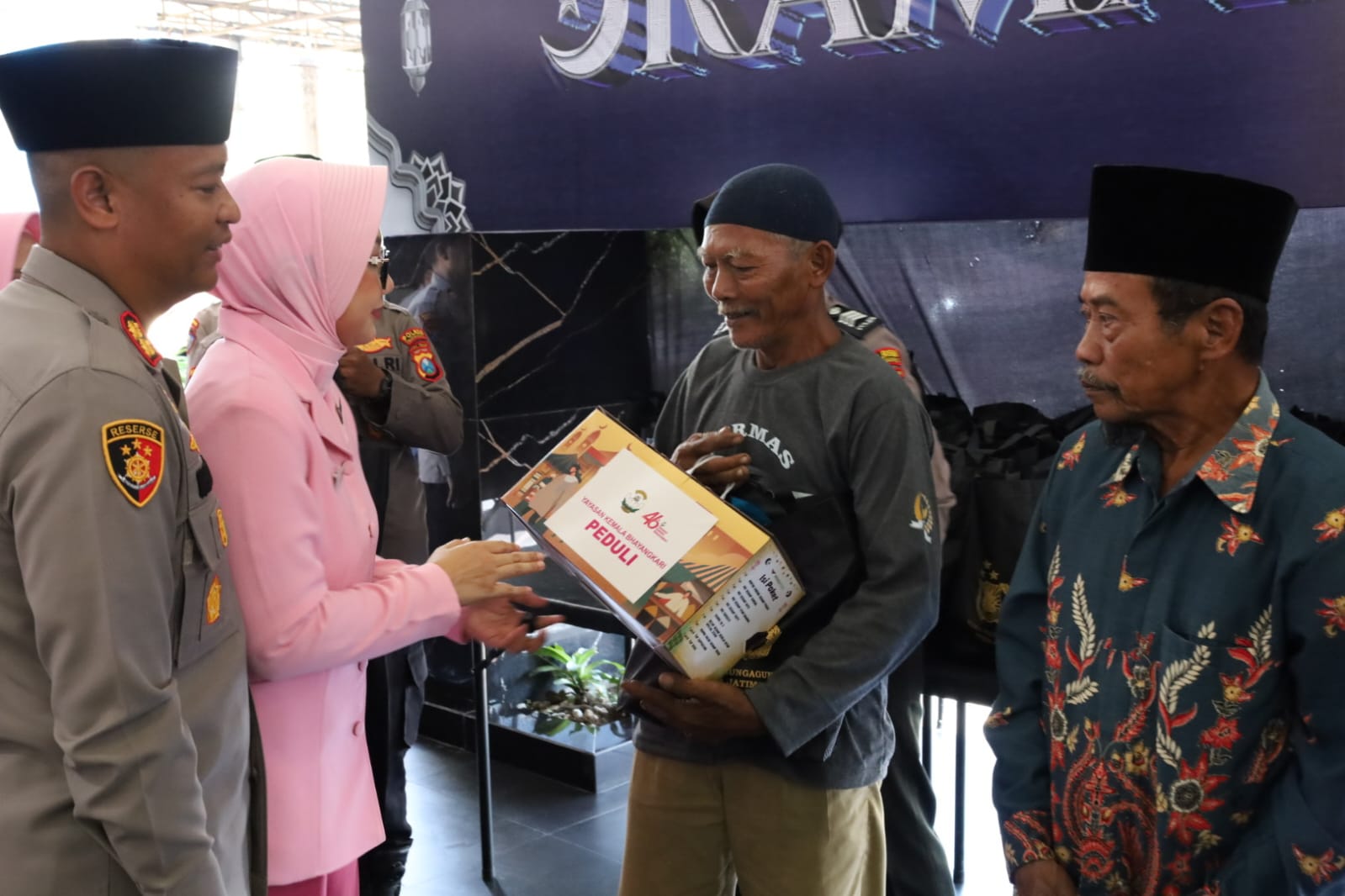 Kapolres Tulungagung AKBP Dr. Ihram Kustarto, didampingi Ketua Bhayangkari Cabang Tulungagung dan Pejabat Utama (PJU) Polres Tulungagung