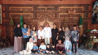 Menebar Berkah di Hari Kemenangan: Open House Kediaman Dukun Kondang Nyai Wali Ida Rofi Penuh Khidmat dengan Santunan 1000 Anak Yatim