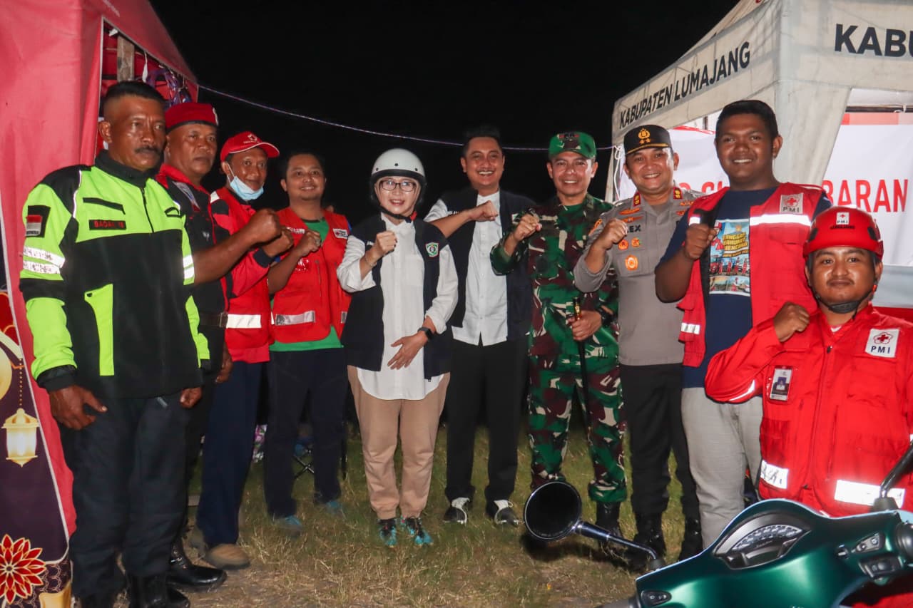 Bupati Lumajang, Indah Amperawati yang juga turut ke lapangan bersama Wakil Bupati Adji Kusuma saat malam takbiran