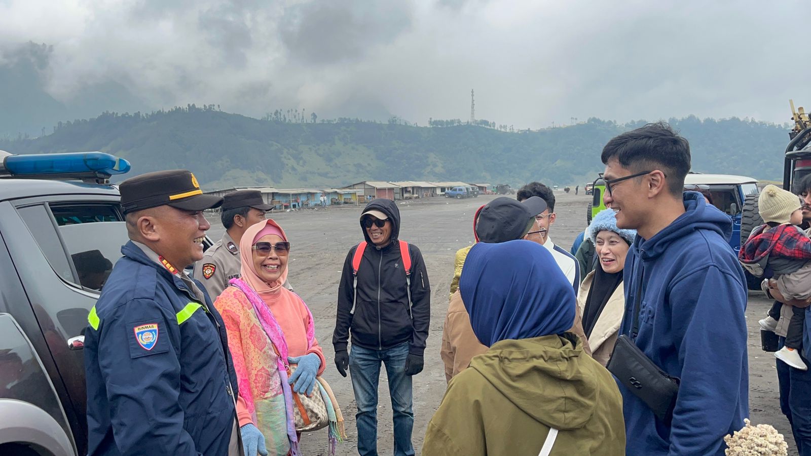 Polres Probolinggo melalui Polsek Sukapura melaksanakan patroli di kawasan wisata Gunung Bromo.