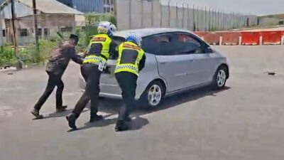Respon cepat Polantas Polres Gresik yang sigap membantu mendorong kendaraan pemudik tersebut ke pinggir jalan.