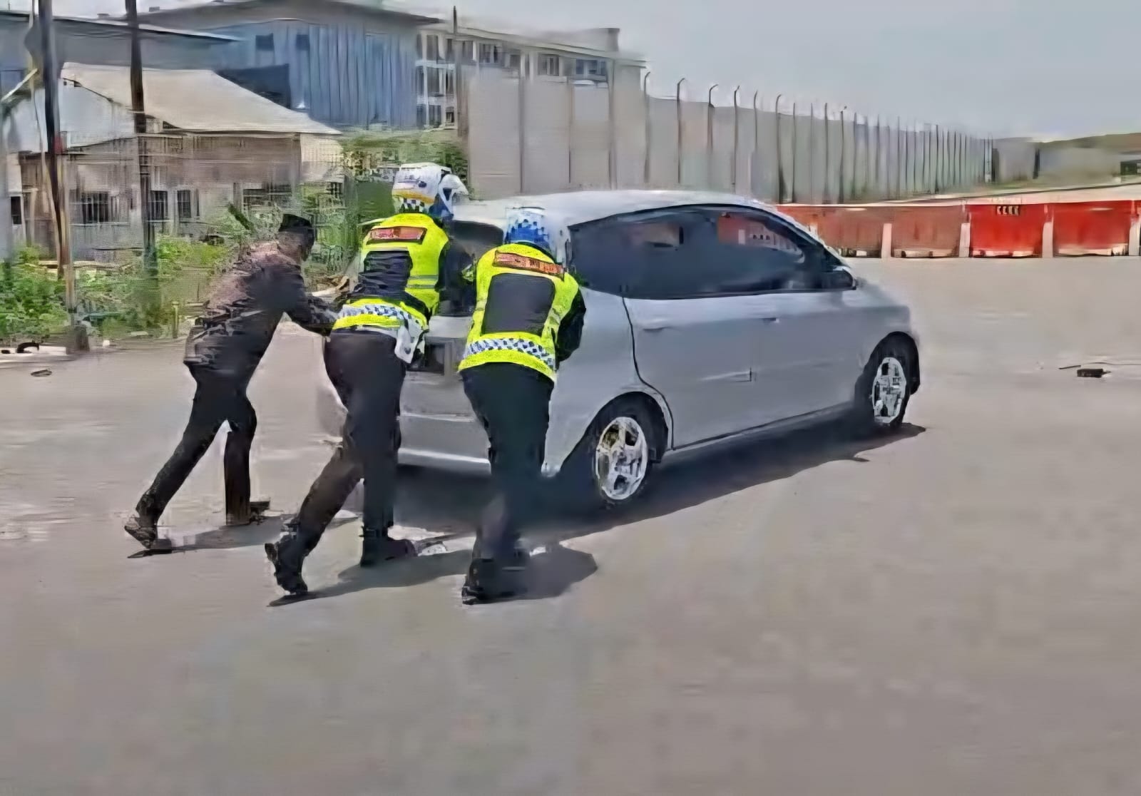 Respon cepat Polantas Polres Gresik yang sigap membantu mendorong kendaraan pemudik tersebut ke pinggir jalan.
