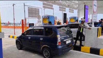 PJR Jatim V Situbondo Ditlantas Polda Jatim bersama petugas PT Jasa Marga Tol Probolinggo-Banyuwangi (Prosiwangi) melakukan upaya percepatan transaksi tol.