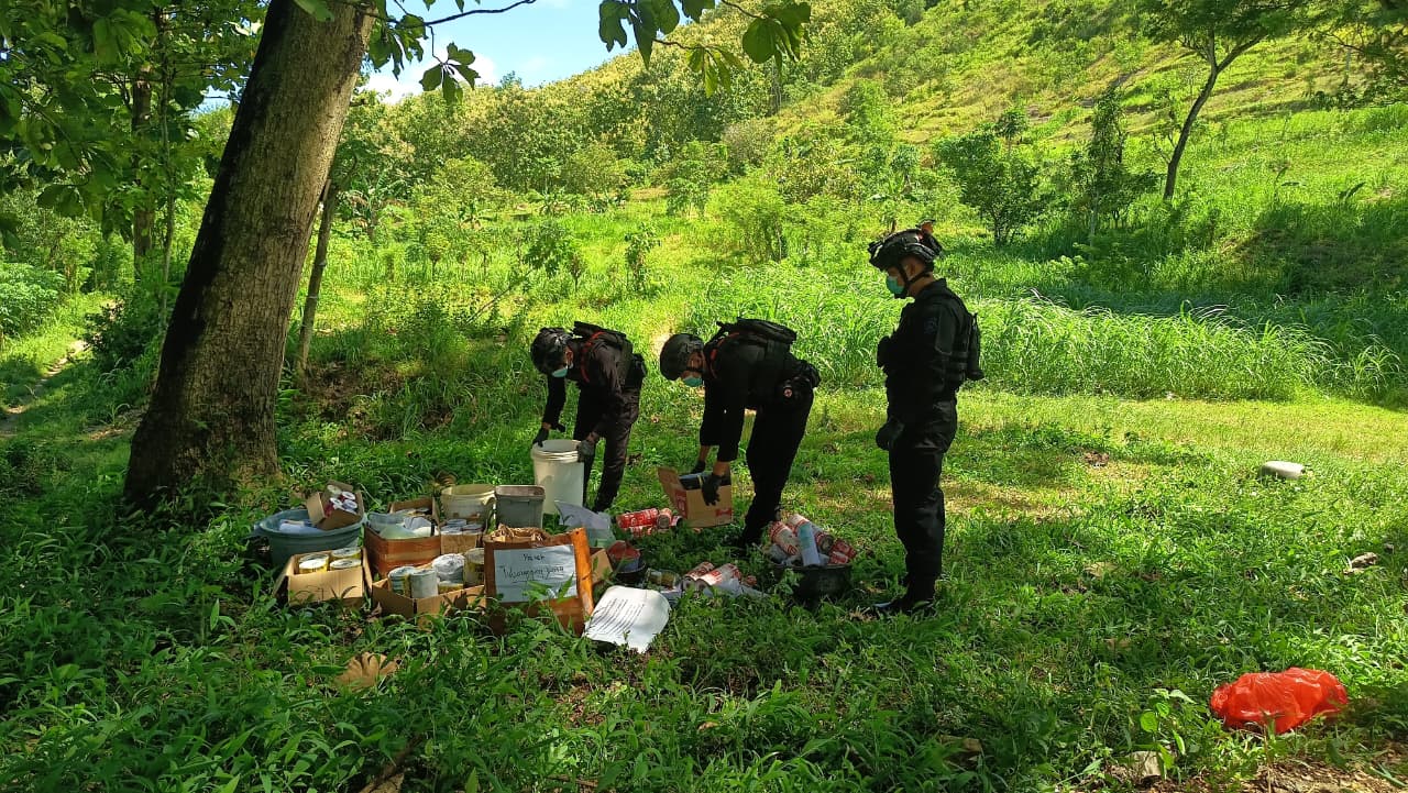 Polres Tulungagung melaksanakan pemusnahan barang bukti petasan dan bahan peledak hasil ungkap kasus selama kegiatan cipta kondisi