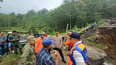 Polres Probolinggo Polda Jatim segera mengambil langkah pengamanan dengan memasang garis Polisi (Police line) serta rambu peringatan di sekitar area jembatan yang ambruk.