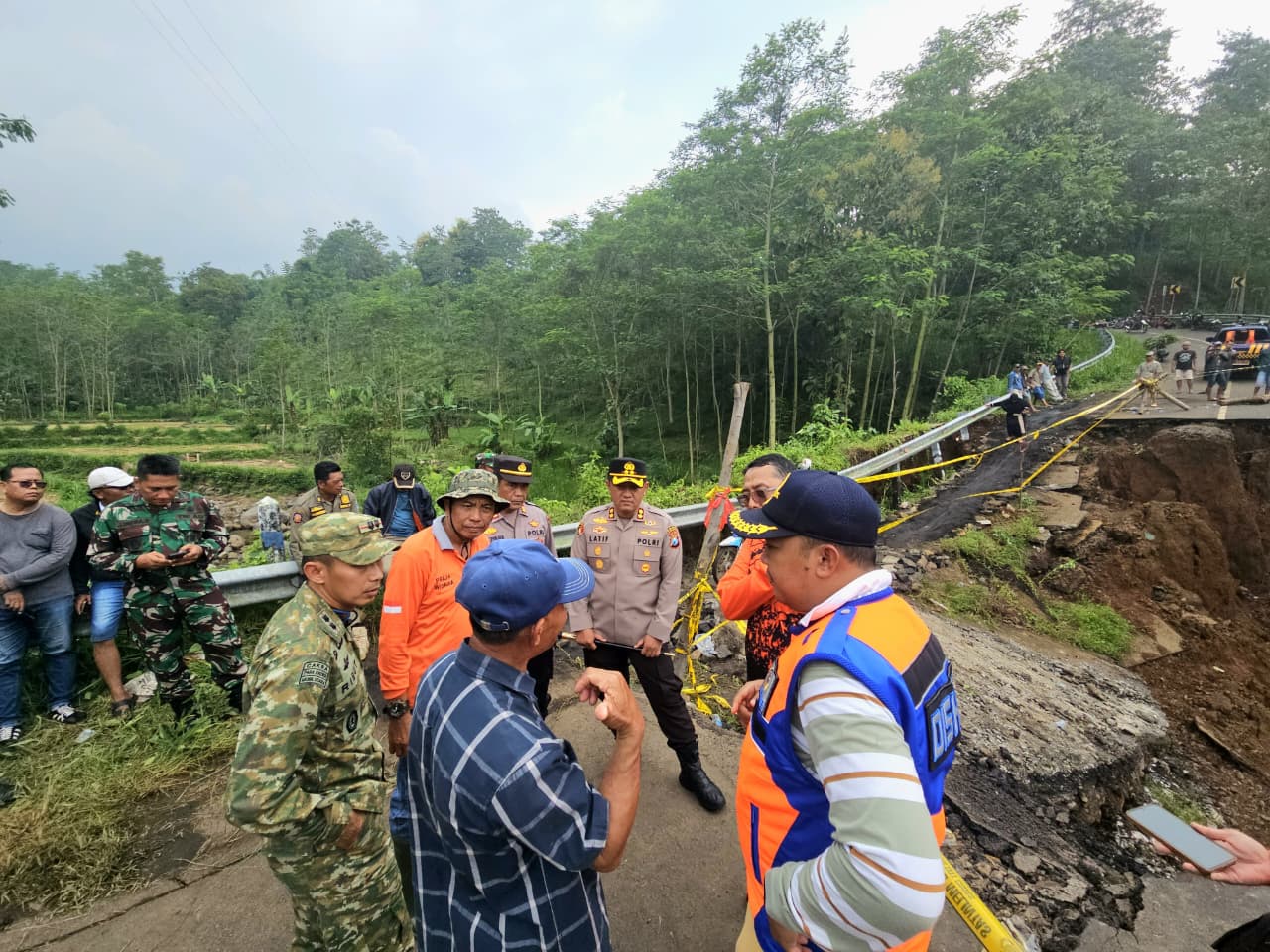 Polres Probolinggo Polda Jatim segera mengambil langkah pengamanan dengan memasang garis Polisi (Police line) serta rambu peringatan di sekitar area jembatan yang ambruk.