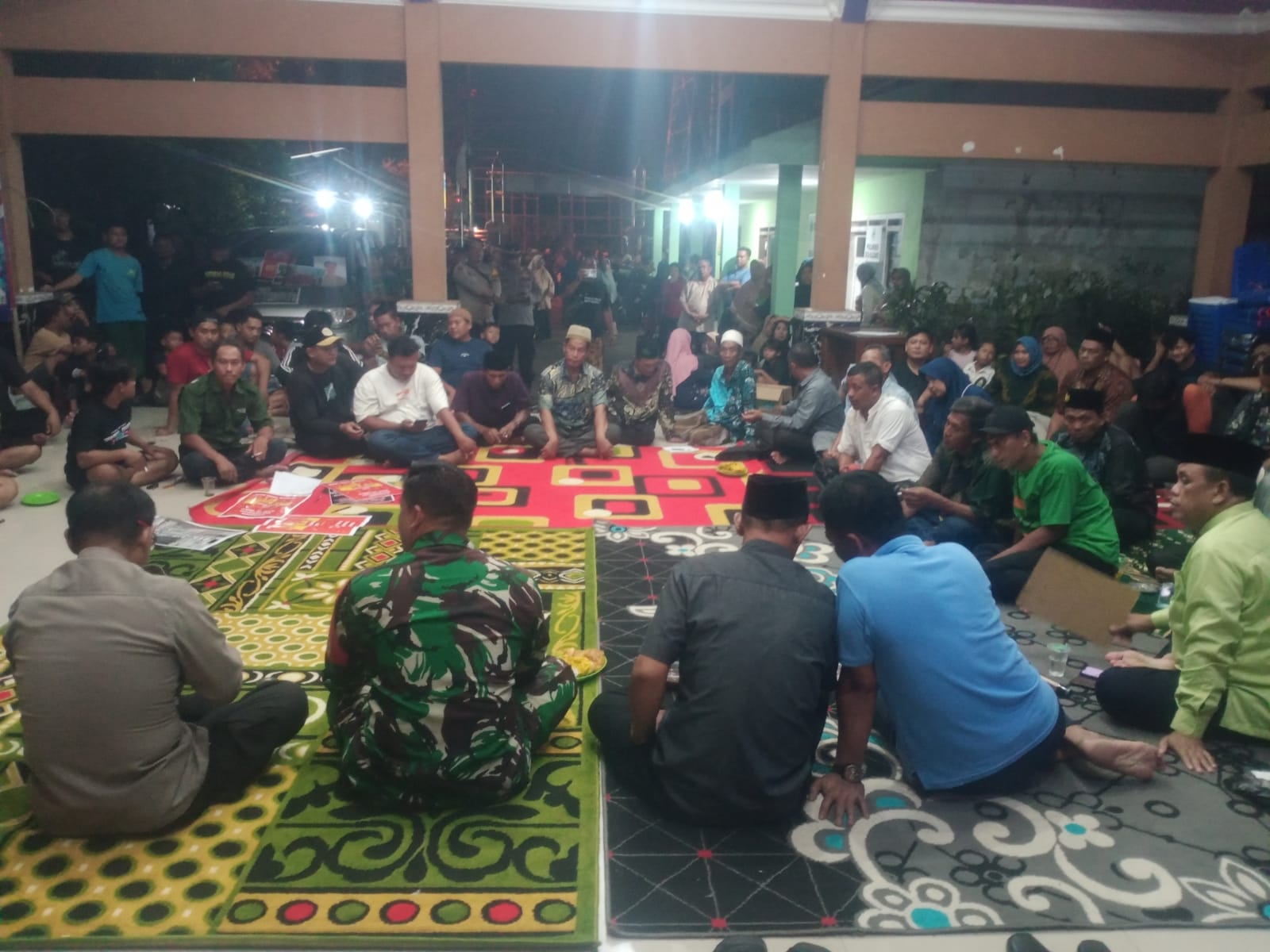 Integritas Tercoreng, Ratusan Warga Kalidawir Segel Moral Balai Desa Tuntut Oknum Perangkat Mundur