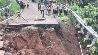 Polres Probolinggo Polda Jawa Timur memberikan bantuan pipa air bersih untuk warga di Desa Lumbang, pascalongsor yang merusak jembatan